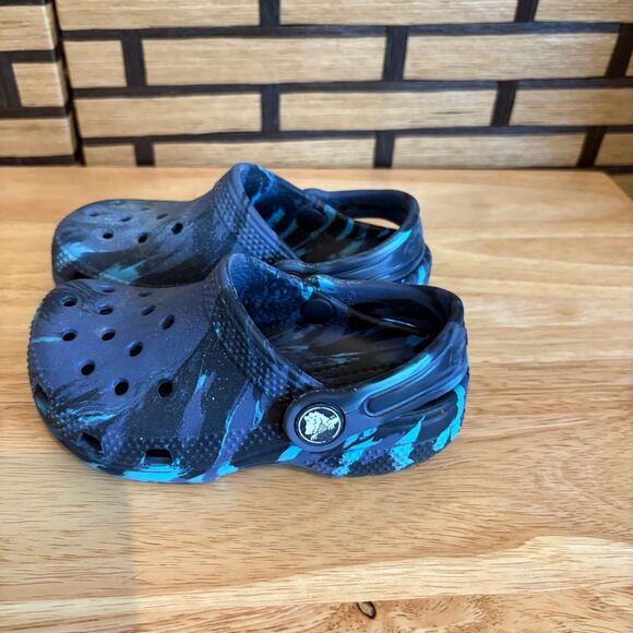 Crocs Blue Tie Dye Clogs Size C8 - Picture 2 of 9